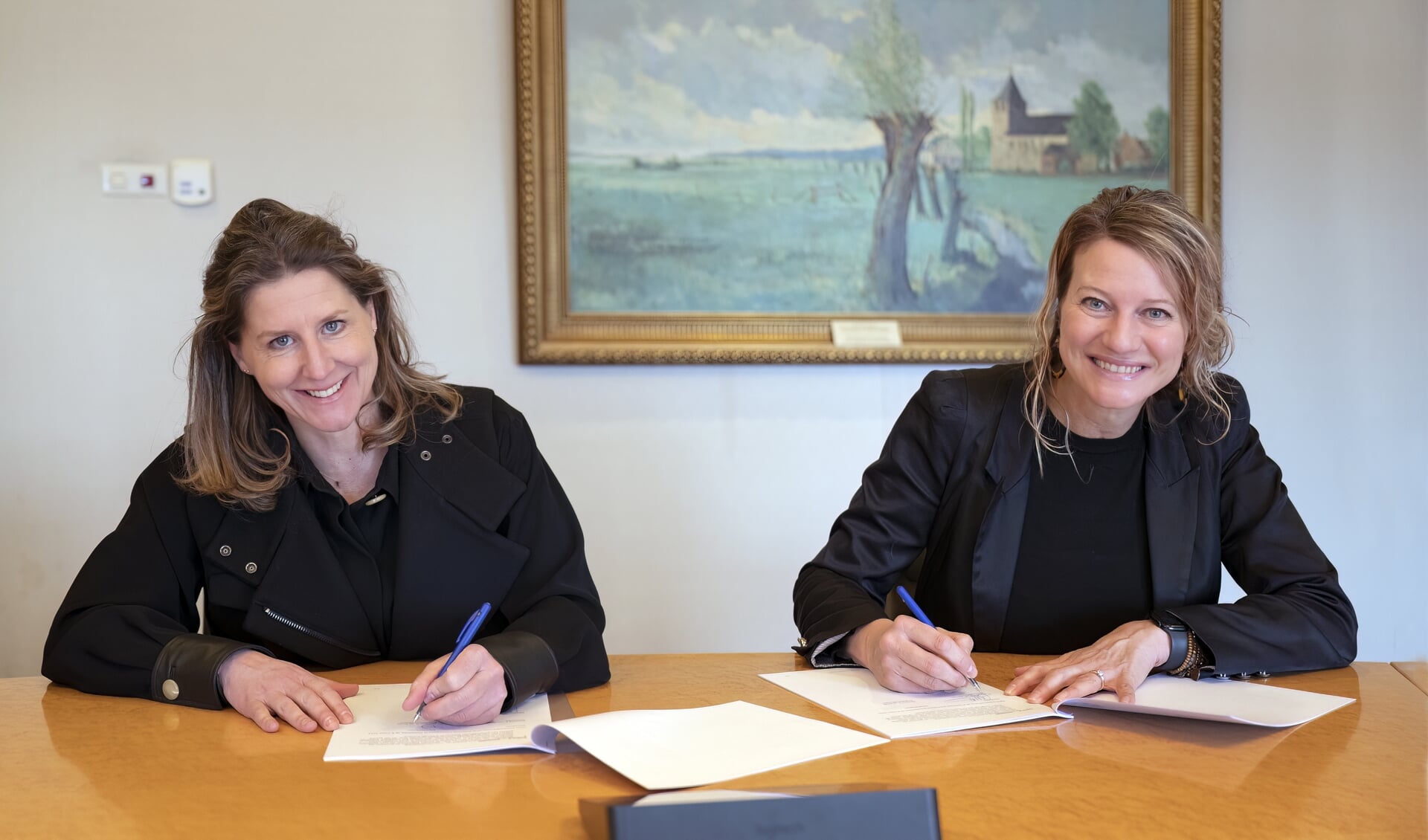 Diane de Kruijf en wethouder Daniëlle van Bentem ondertekenen de intentieverklaring. 