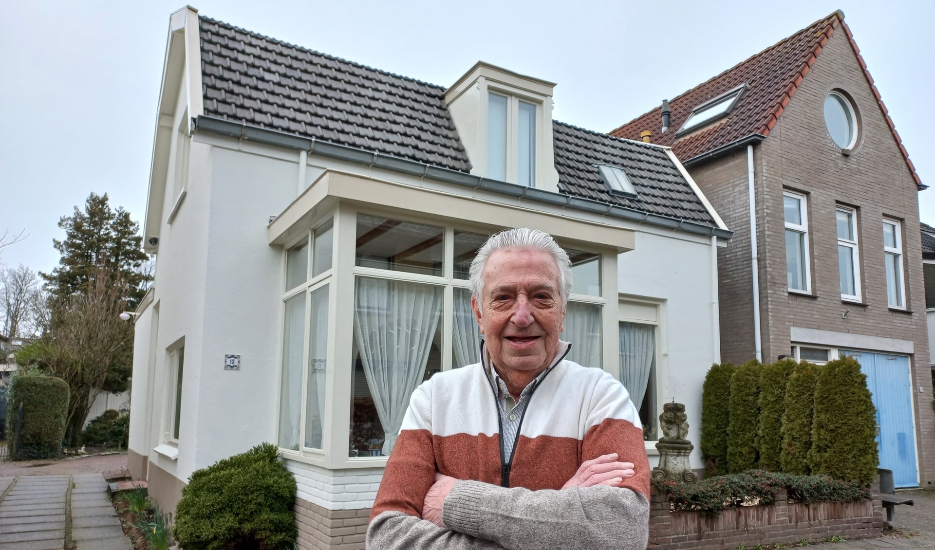 Jan van Maaren (85) voor de woning waar hij zijn leven lang heeft gewoond.