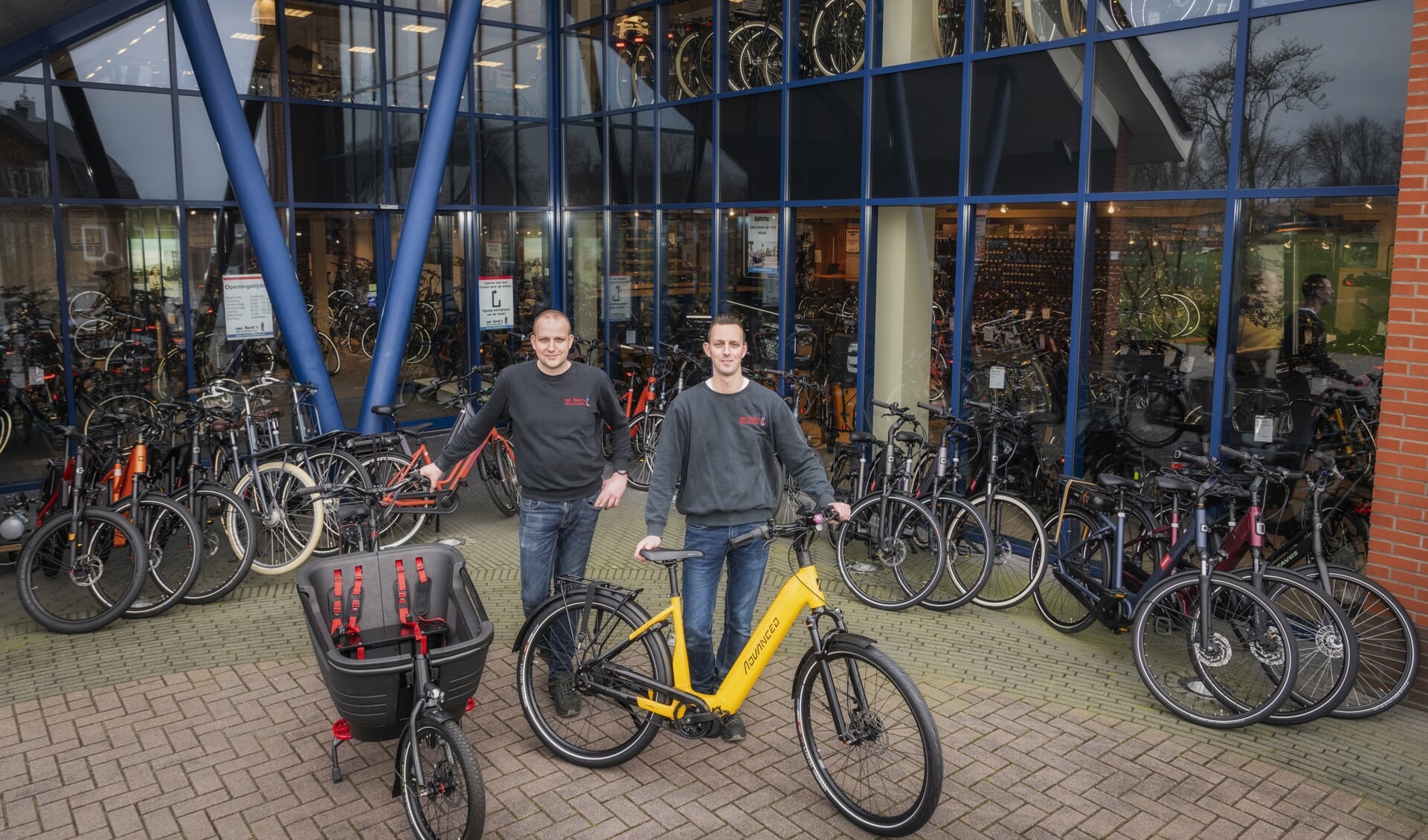 Jarno (links) en Henk van Beek hebben in hun zaak meer dan honderd verschillende soorten e-bikes.