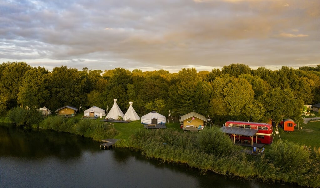 Dronefoto van een deel van de camping in het Lingebos