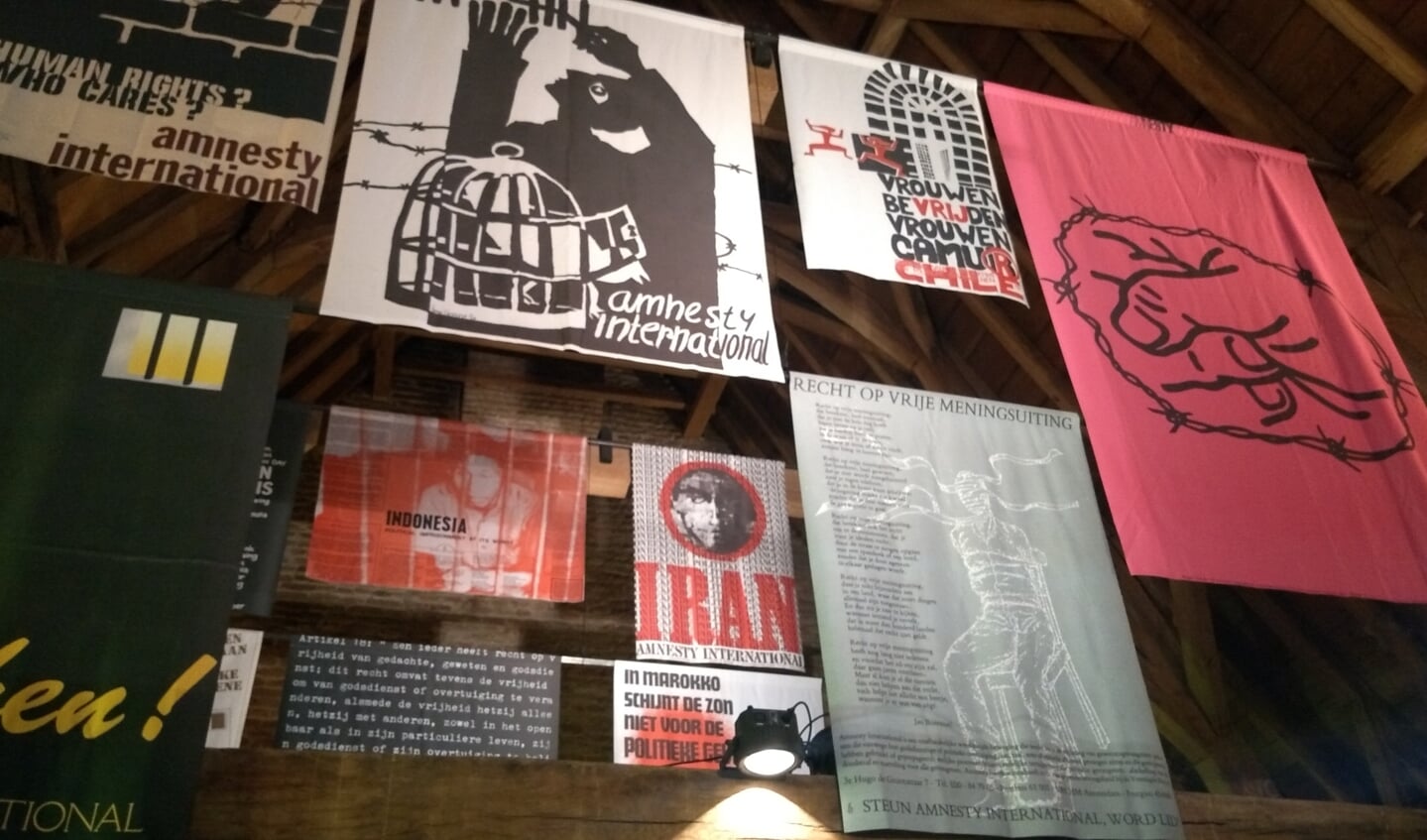 Op de schrijfzolder hanen diverse posters met aandacht voor mensenrechten