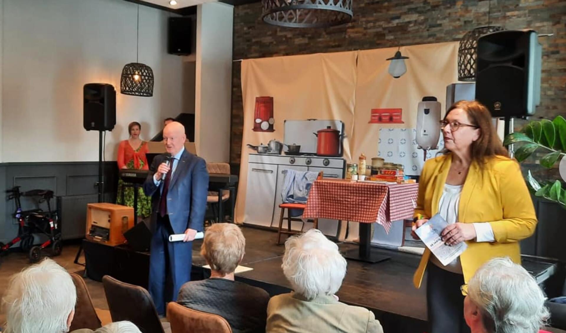 Burgemeester van Bennekom opent de feestelijke bijeenkomst van de Zonnebloem Werkhoven ter gelegenheid van het 45-jarig bestaan.