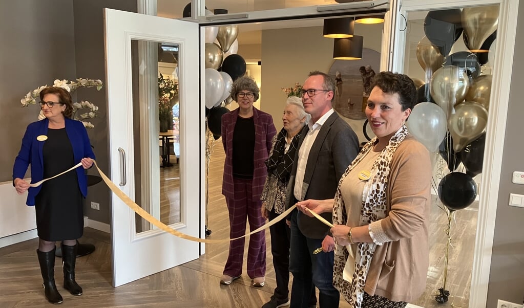 Wethouder de Maa en eerste bewoonster mevrouw Fokkens openen de nieuwe zorgvilla.