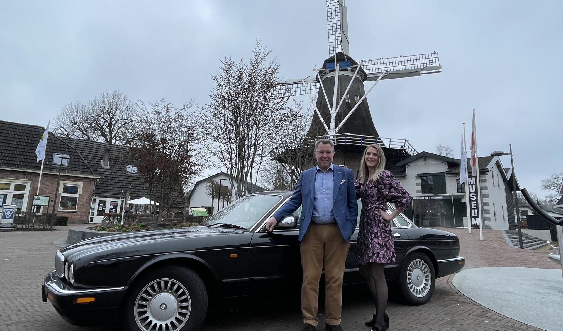 Deelnemer Niko Poolen met zijn Daimler V8 uit 1998 en dochter Lonneke, de nieuwe voorzitter van de Molen Tourtocht.