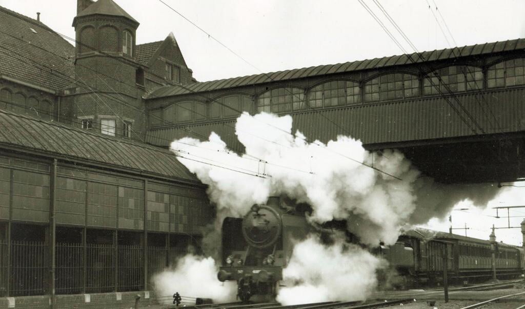 Een indrukwekkend gezicht van een vertrekkende stoomlocomotief op station Amersfoort in 1946. 