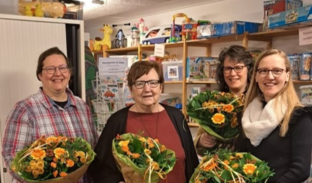 Vrijwilligers Mariëtte, Jannie, Margriet en Janneke in de speel-o-theek met hun welverdiende bloemen.