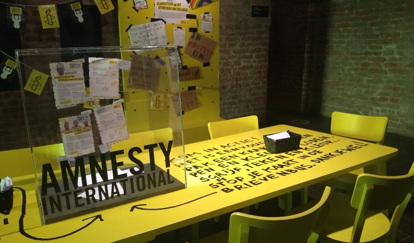 Aan tafel kun je brieven of protestliederen schrijven over pollitieke gevangenen