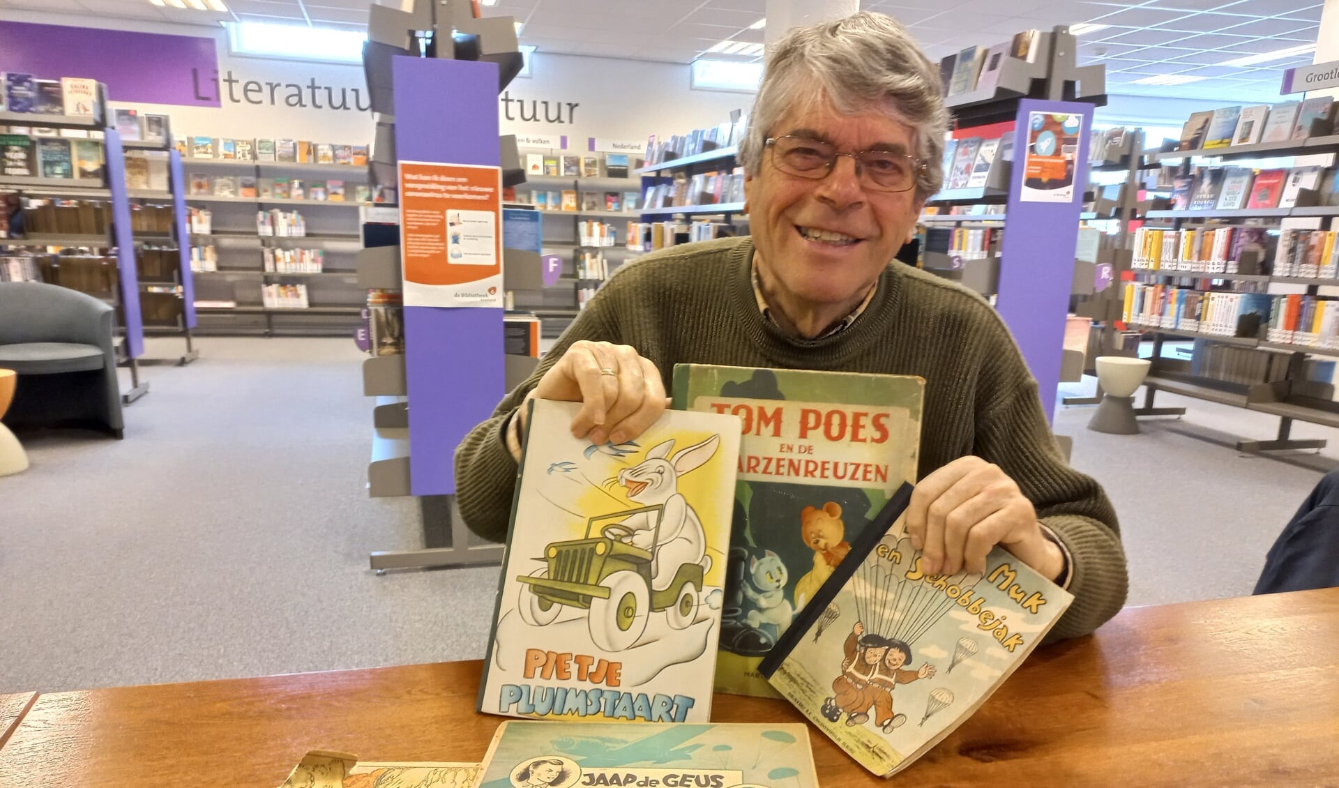 Frits Booy met een aantal anti-Duitse kinderboeken.