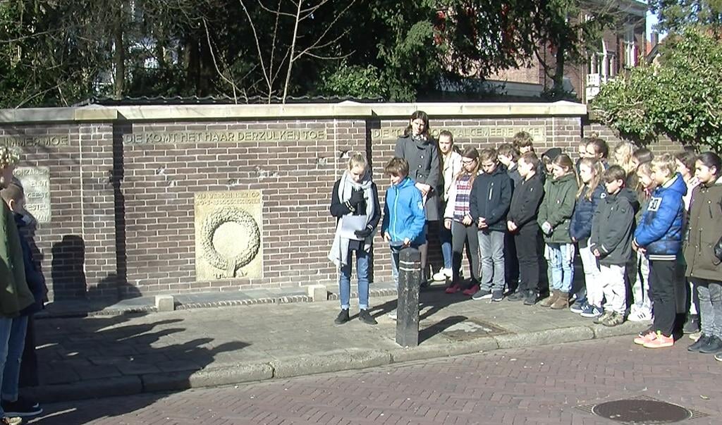 Een afvaardiging van de buurtschool Joost van den Vondel, die het monument al jaren geleden adopteerde, zal aanwezig zijn. Daarnaast sluiten ook School op de Berg en de Amersfoortse School Vereniging weer aan. 