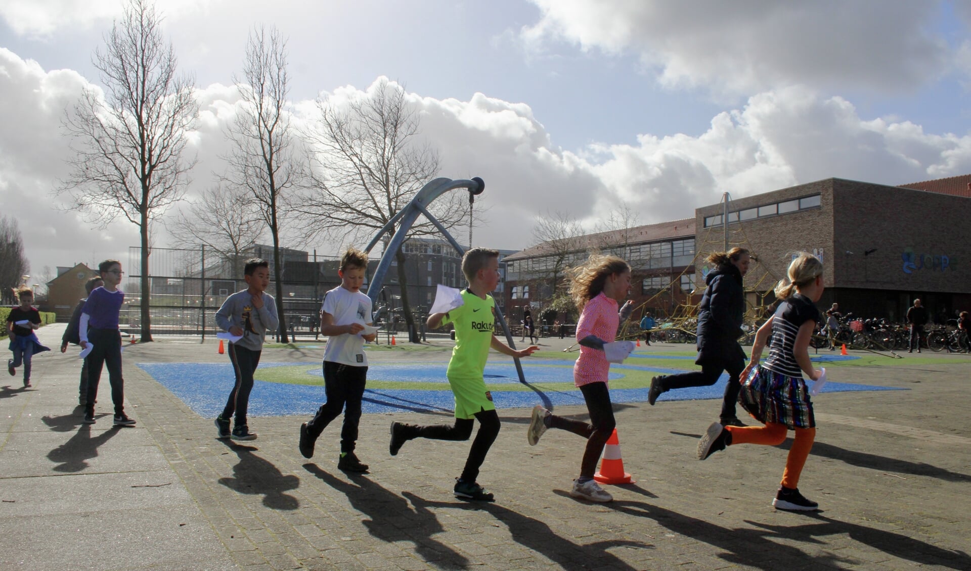 Rennen voor KiKa op het schoolplein van OBS 't Joppe.