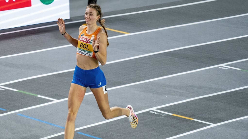Femke Bol in actie op 400 meter op de tweede dag van het EK atletiek indoor in Turkije. 