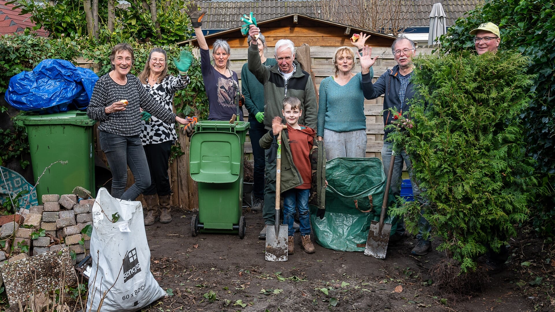 Enthousiaste vrijwilligers knappen een tuin op