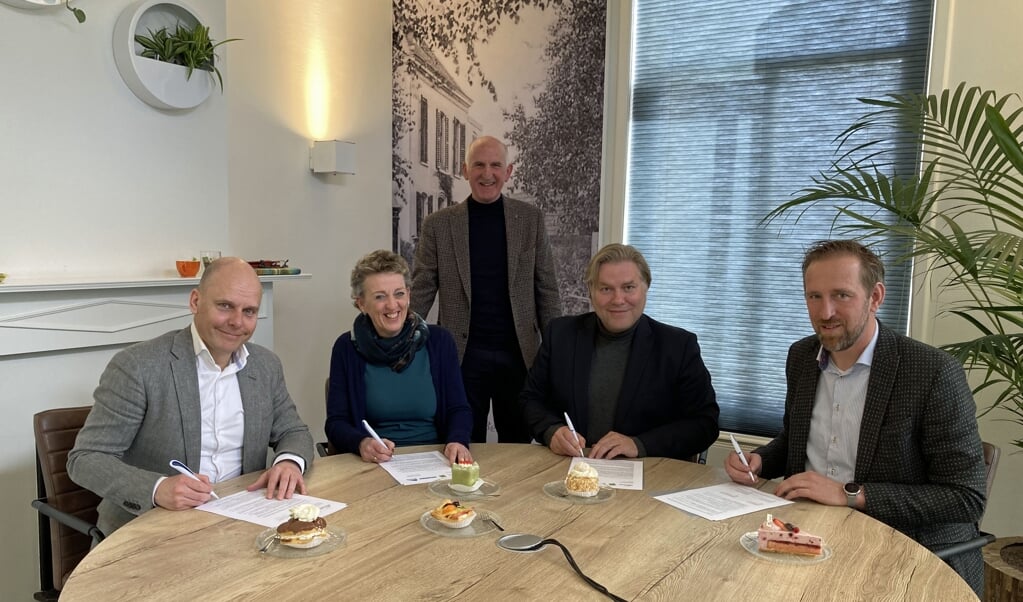 Antoni Poot (LATEI), Gerdien van der Ent (Woningstichting Putten), Harry Veldhuis (Wilma Wonen), Ronald Tol, (Wilma Wonen) en Edwin Schoonderbeek (Schoonderbeek BV)