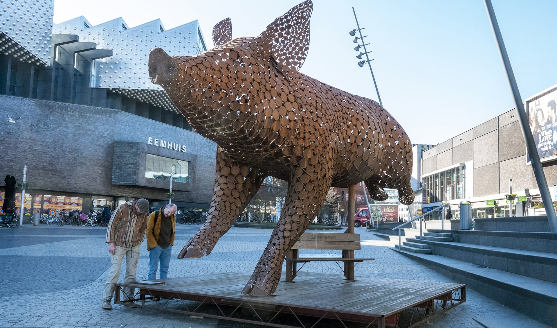 Het varken 'springt' naar de vrijheid en reist sinds 2018 door Nederland, België en Duitsland.