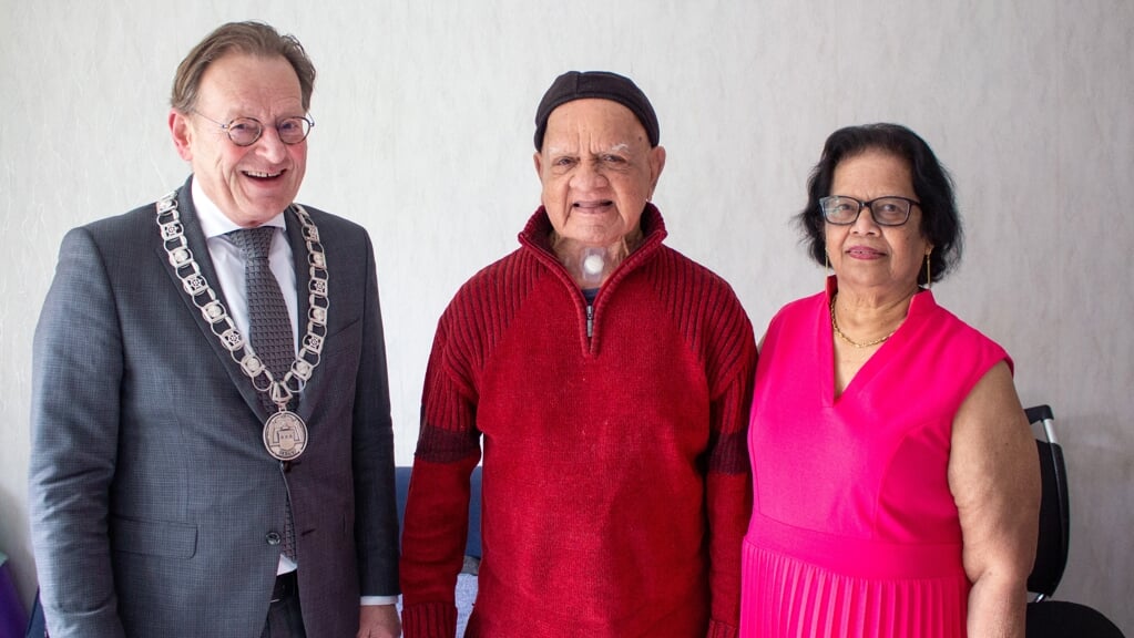 Burgemeester Janssen feliciteerde het 65-jarige bruidspaar Brindaben Panday.