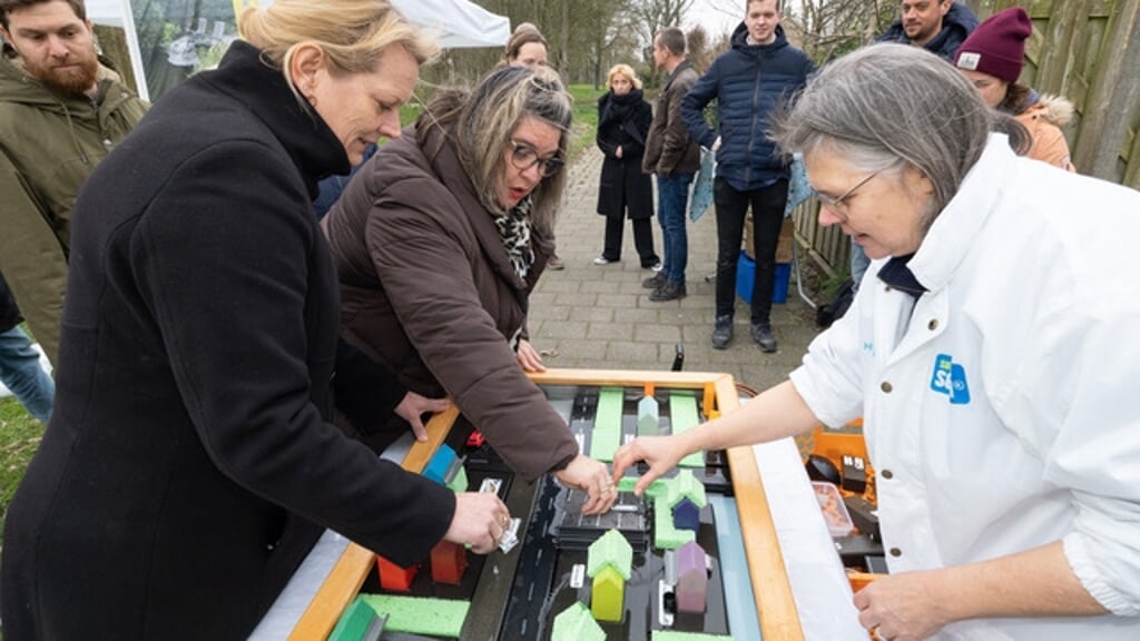Wethouder Charlotte van der Meij en Marjolein Steffens maken een fictieve wijk klimaatbestendig.
