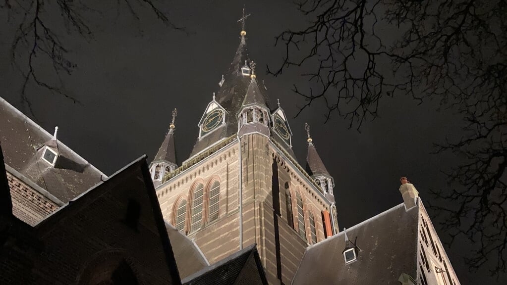 De met led-lampen verlichte Urbanuskerk in Nes aan de Amstel.