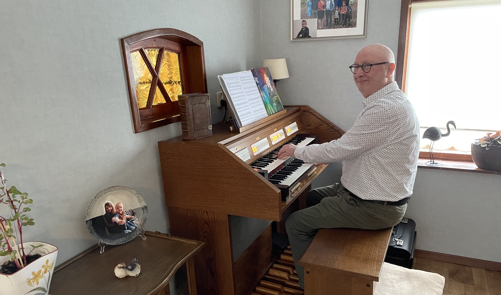 Organist Dick Punt speelt op het elektronische Johannes Orgel in zijn woonkamer.