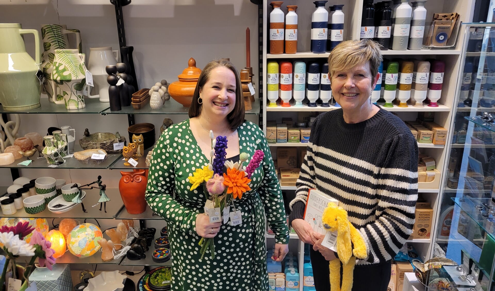 Veerle en Karin zijn twee van de bijna 50 vrijwilligers die de winkel runnen. 