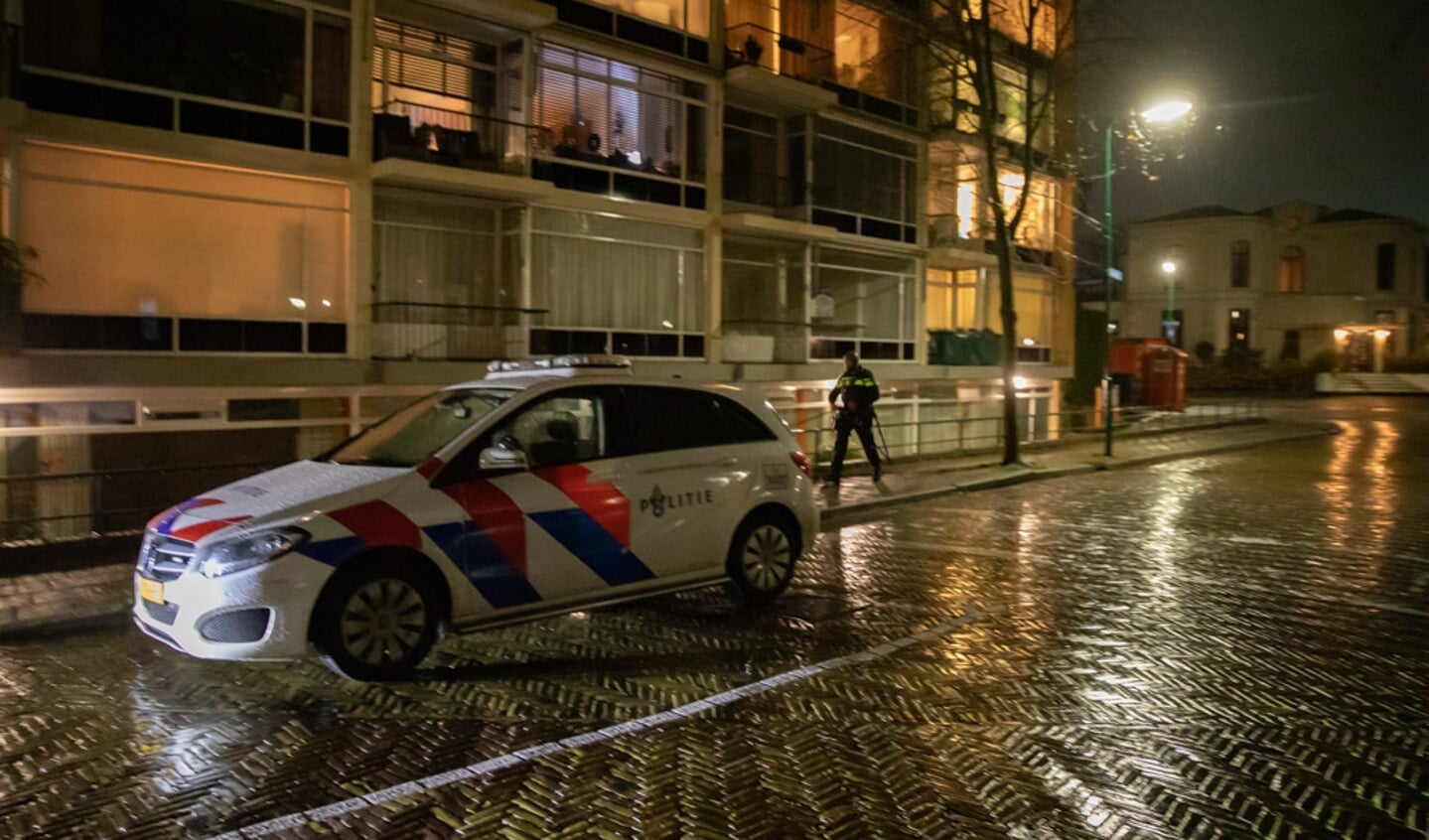 Even na 20.00 uur zocht de politie met veel agenten in de omgeving van flat Merelhof. 
