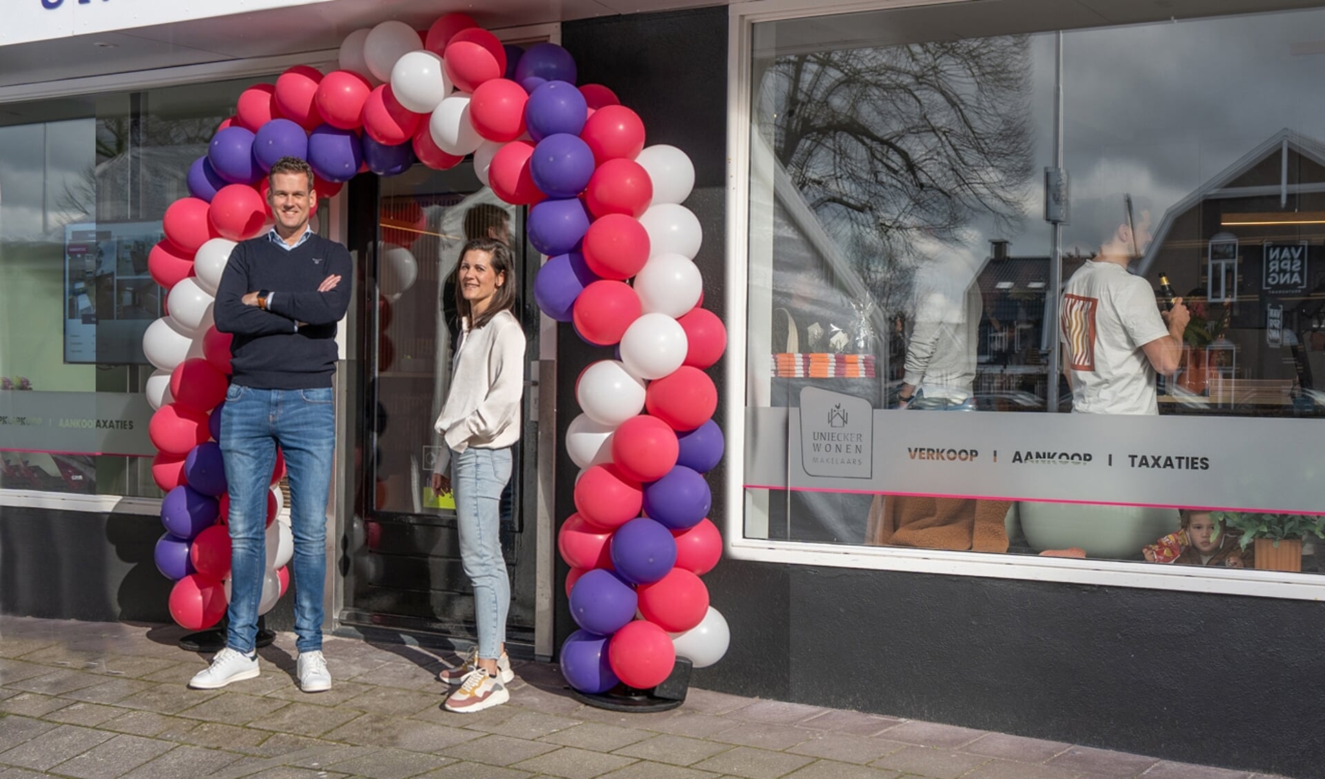 Cristiaan van 't Slot en Romy Olthof vierden vrijdag de opening van hun nieuwe kantoor aan Putterweg 15.