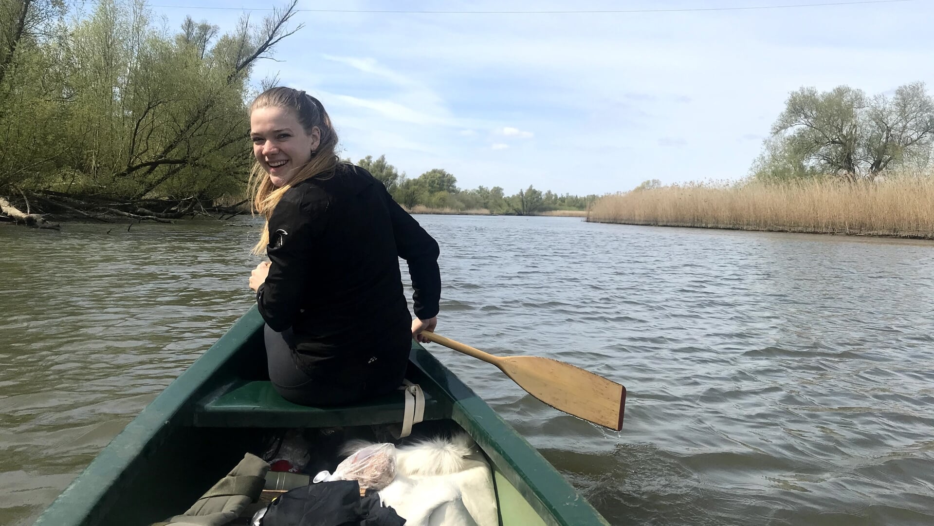 Sonja tijdens een tweedaagse kanotocht in nationaal park De Biesbosch bij Dordrecht en Sliedrecht.