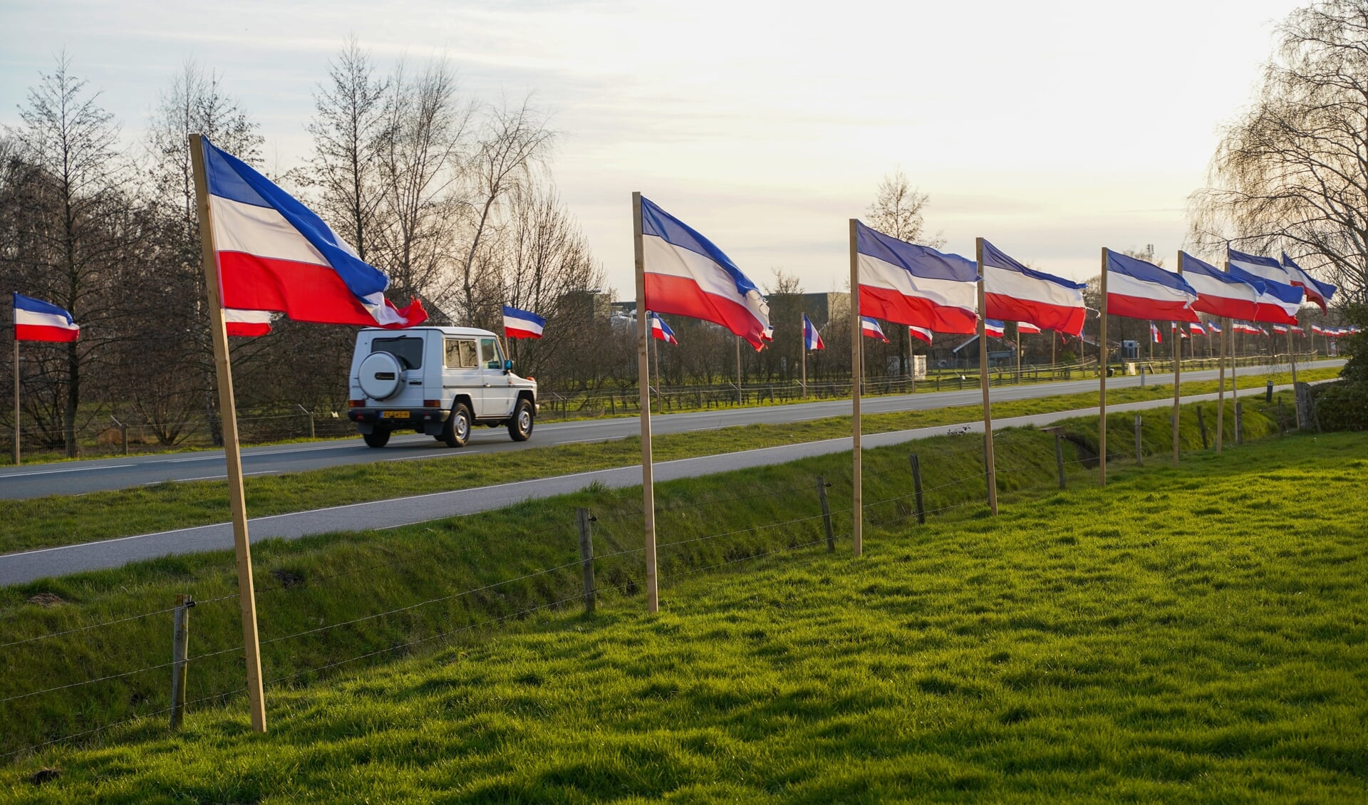 Omgekeerde vlaggen langs de Nijkerkerstraat (N798)