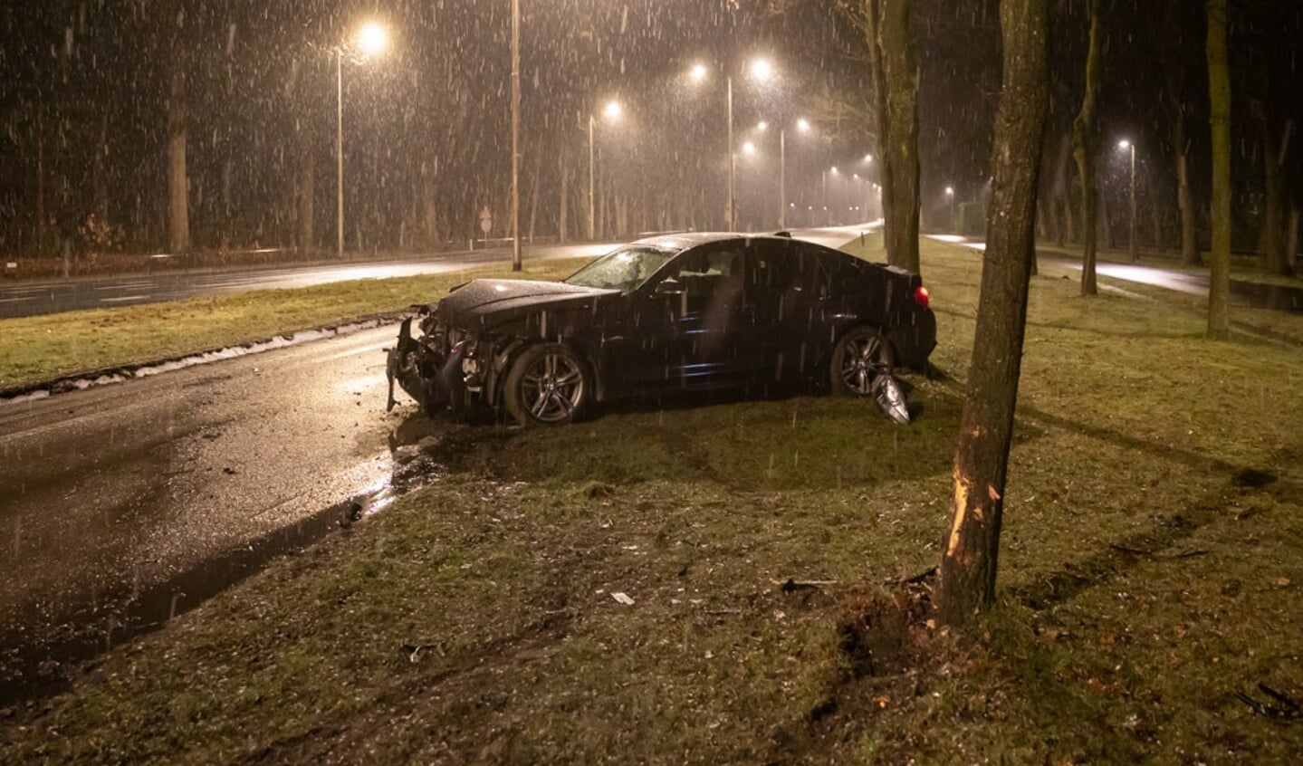 Automobilist crashte in natte sneeuw op Amsterdamsestraatweg Baarn.