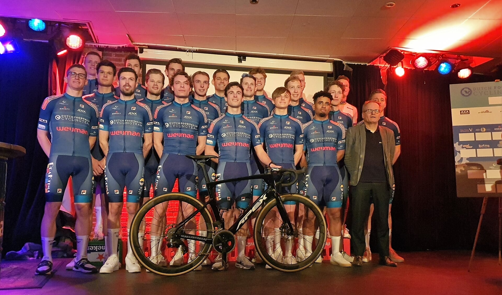 Het nieuwe Dutch Food Valley Cyclingteam presenteert zich. Rechts vooraan ploegleider René Bastiaansen.