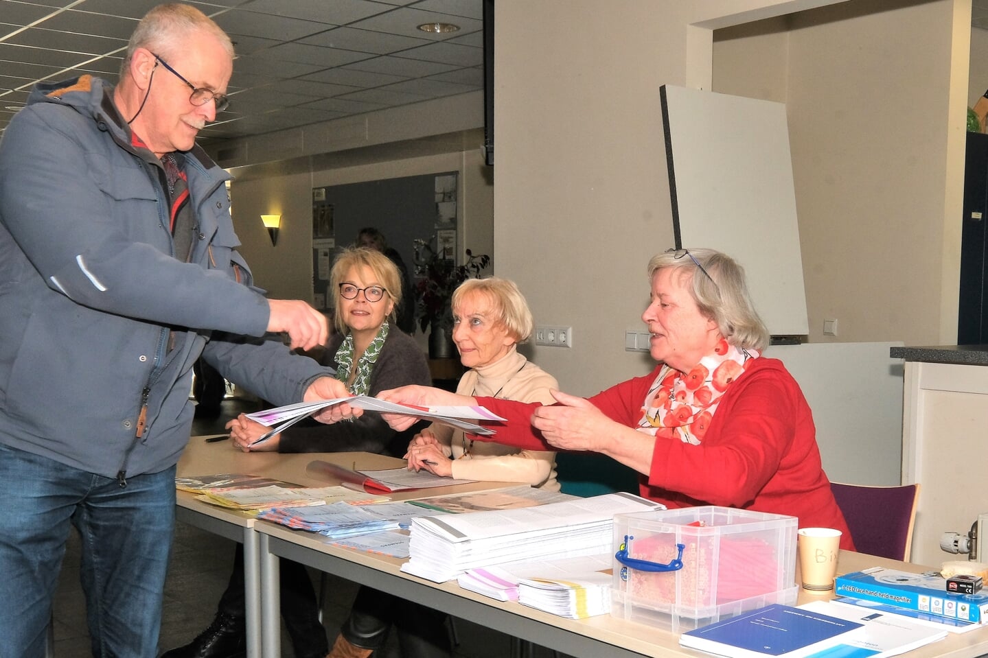 Fred Velzen uit Rhenen neemt de stembiljetten in ontvangst.