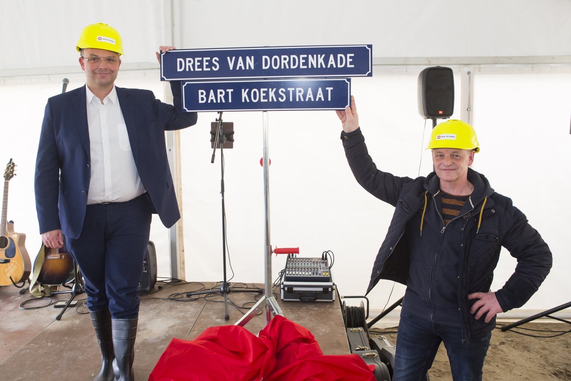 Wethouder Edwin Enklaar (links) en Herman Bruinink, familie van Drees van Dorden, (rechts) onthulden samen de twee straatnaamborden met de namen van Harderwijkse vissers.