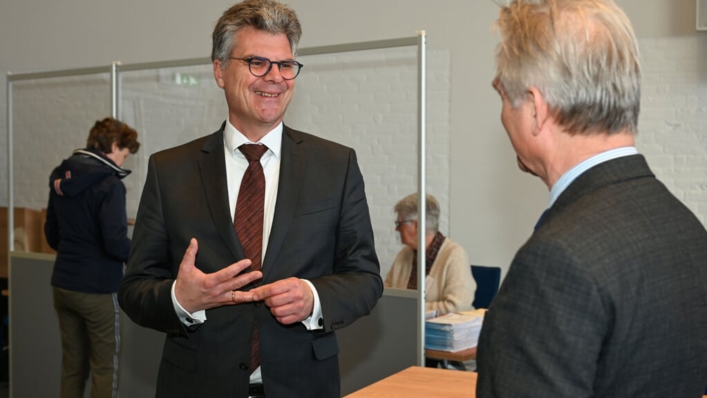 Commissaris van de Koning en voorzitter van de Provinciale Staten Hans Oosters maakte gisteren een rondje door de provincie en is hier op bezoek in Soest.