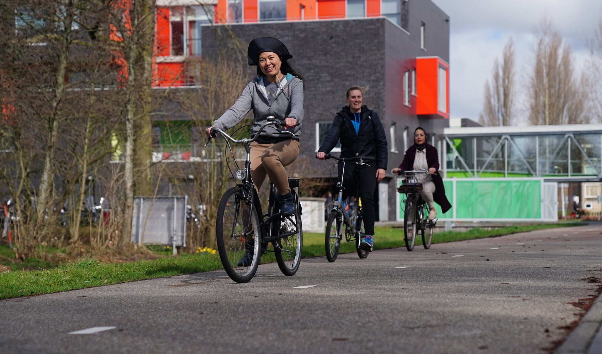 Deelnemers op pad tijdens hun laatste les van fietscursus. 