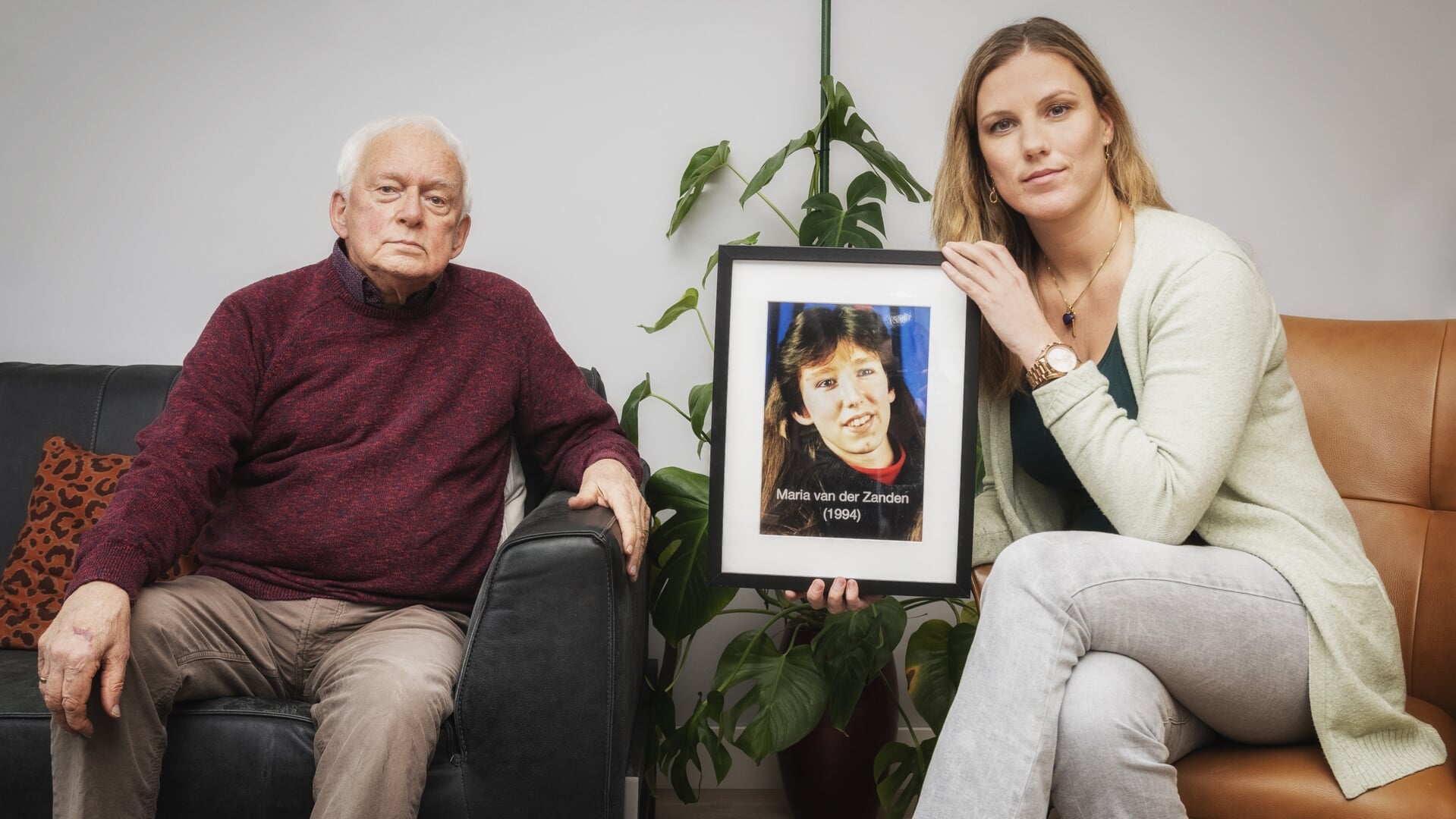 Vader Ab van der Zanden, die nu in Voorthuizen woont, en Kelly de Vries met een foto van de vermiste Maria van der Zanden.