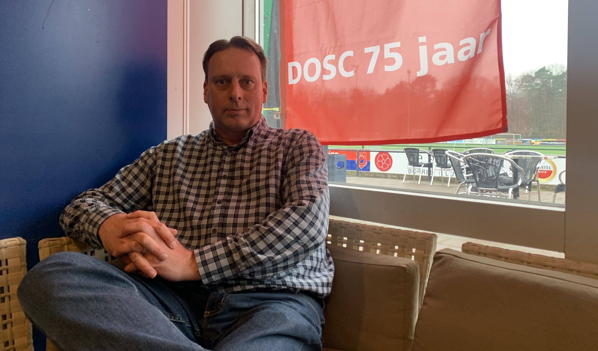 Voetbalvoorzitter Dennis de Jager in de kantine van DOSC.