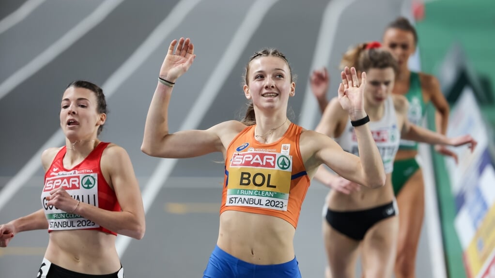 Femke Bol in actie op 400 meter op de tweede dag van het EK atletiek indoor in Turkije.