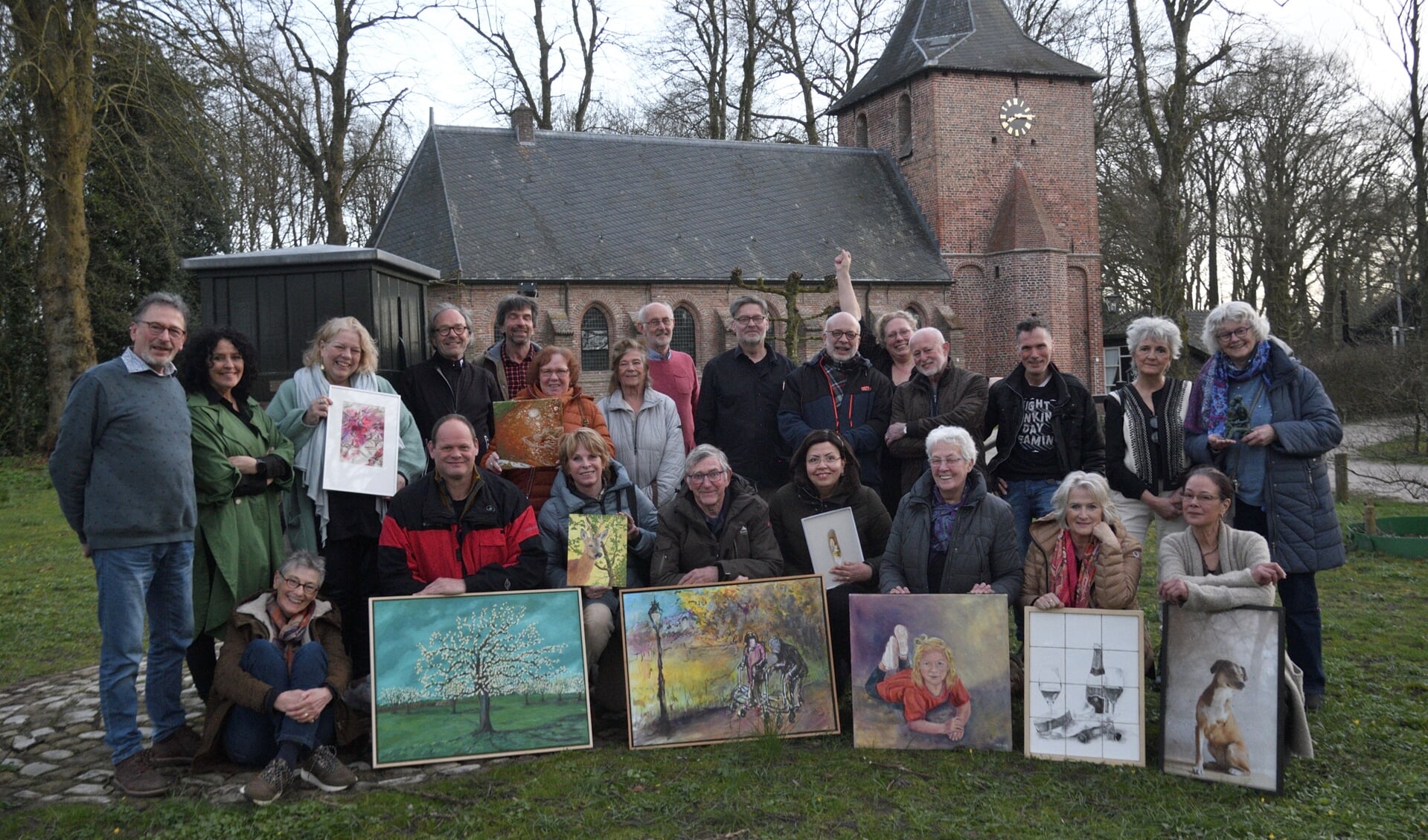 Groepsfoto van deelnemende kunstenaars, op De Brink in Kootwijk.