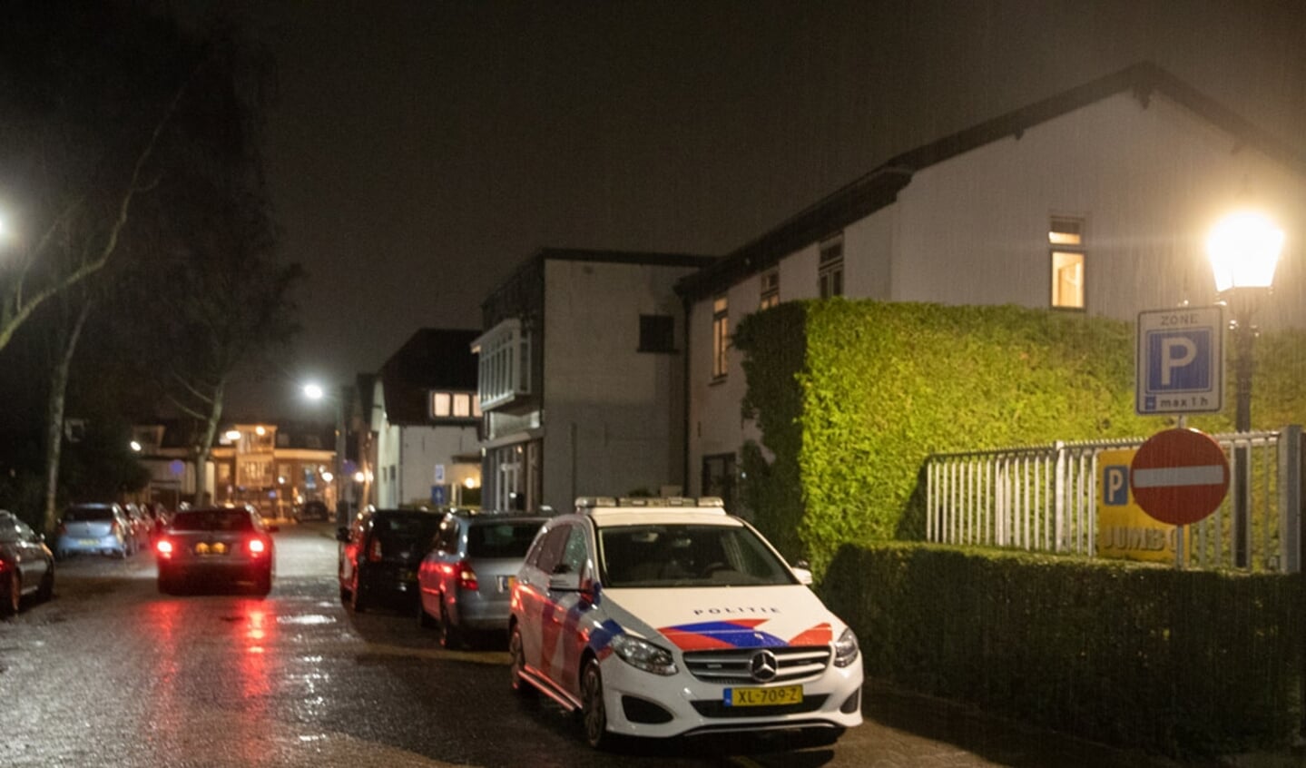 Er stonden vijf politiewagens in de omgeving.