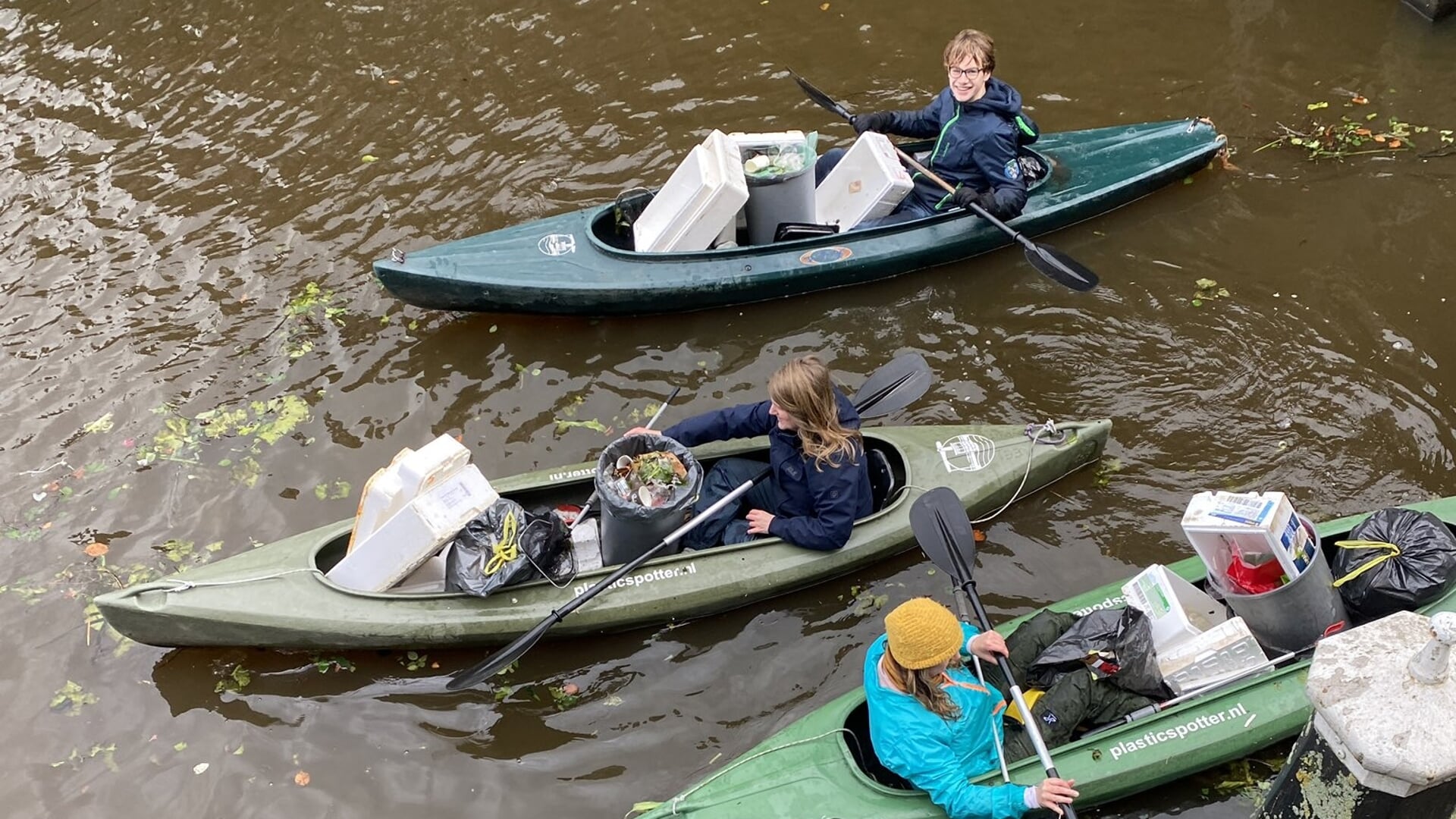 Gewapend met schepnetten, knijpers en vuilniszakken gaan de kanoërs de strijd met het vuil aan.