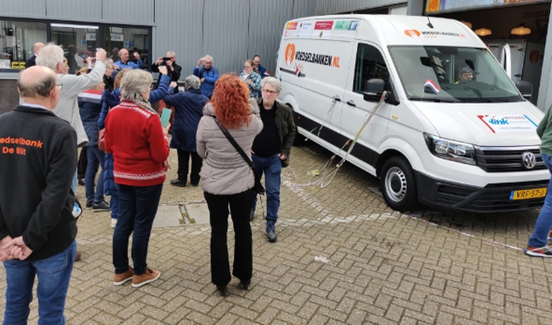 De nieuwe bus is gearriveerd; iedereen legt dit ‘plaatje’ vast.