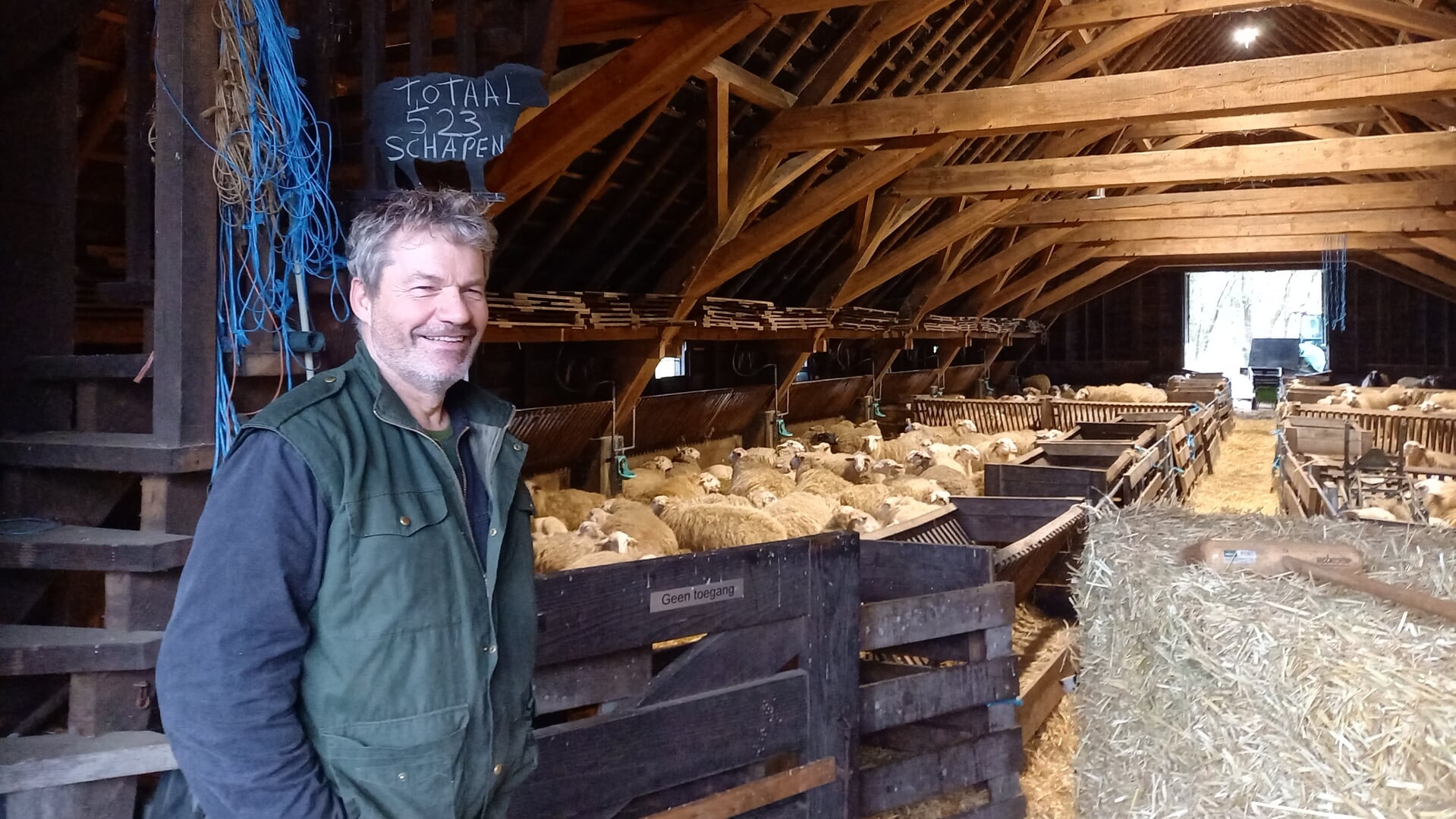 Herder Aart van den Brandhof, eerder dit jaar, bij de schaapskooi op de Eder heide in Ede.