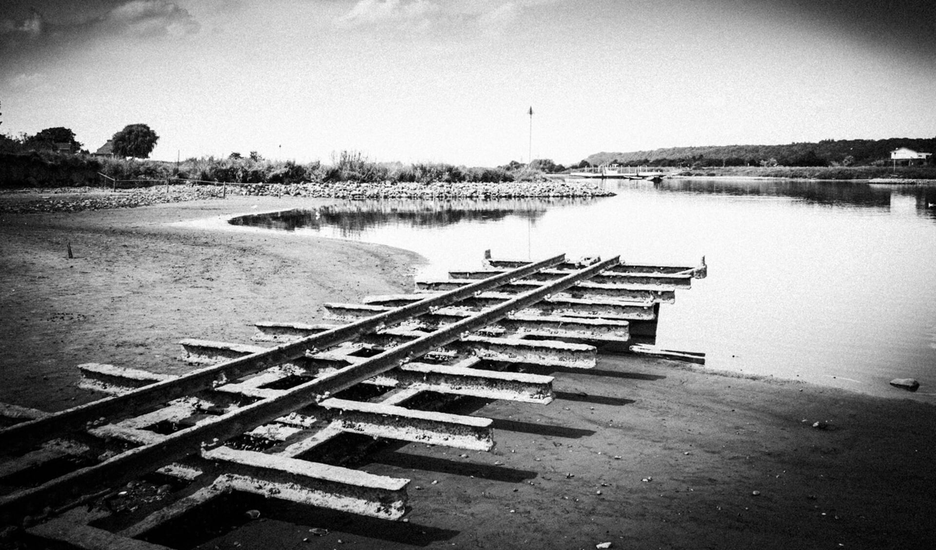 Restanten van de landingsplaats van de kleipont zijn zichtbaar door de lage waterstand zomer 2022