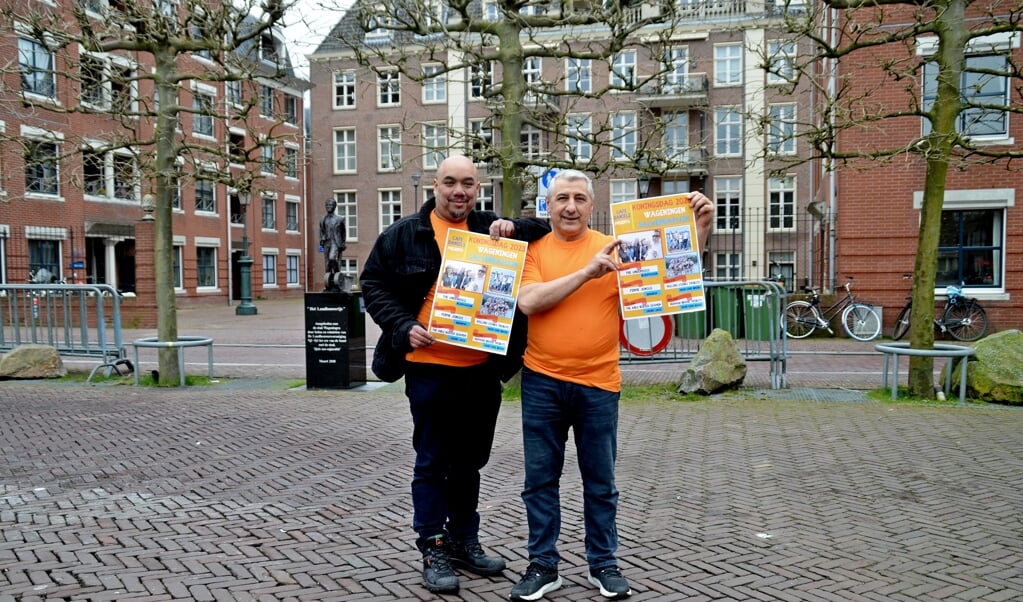 De initiatiefnemers Ibo Senyurt (links) en Danny Brugman met het programma in de hand op het straks muzikale Salverdaplein.