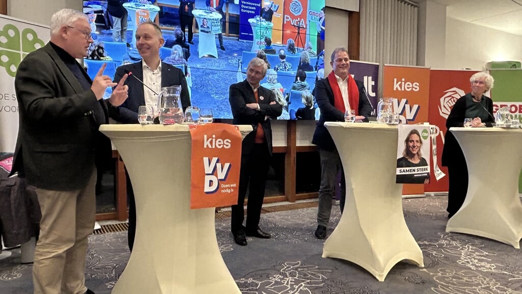 Lijstaanvoerders in debat. V.l.n.r.: Chris Westerlaken (CDA), Huib van Essen (GroenLinks), André van Schie (VVD), Hans Adriani (PvdA) en Marianne de Widt (D66).
