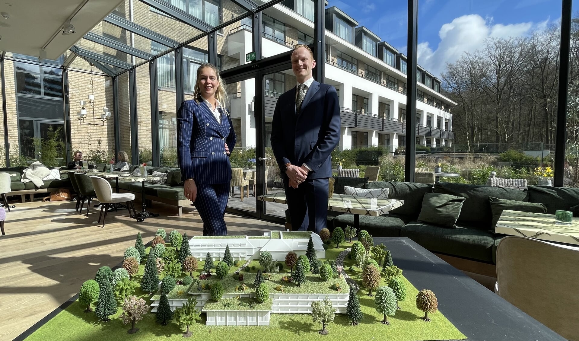 Chrissy en Koen van der Valk met de maquette voor de nieuwbouw (voorgrond) achter de bestaande locatie.