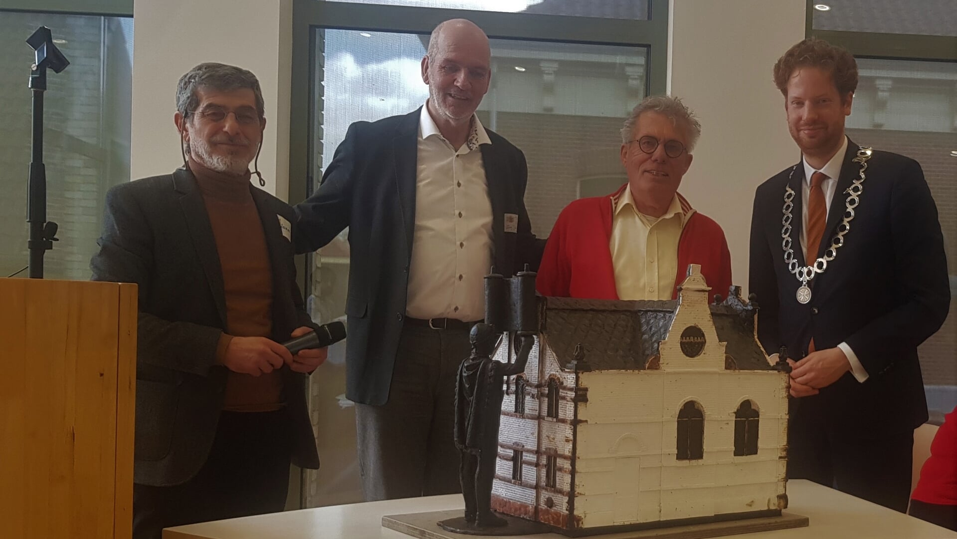 Amiran Djanachvili, Jaap Meijer, Hans van der Beek en Floor Vermeulen bij de maquette van de voormalige synagoge.