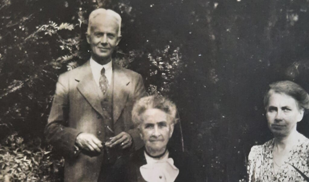 Dirk Streefkerk (links) met familieleden in 1944. 