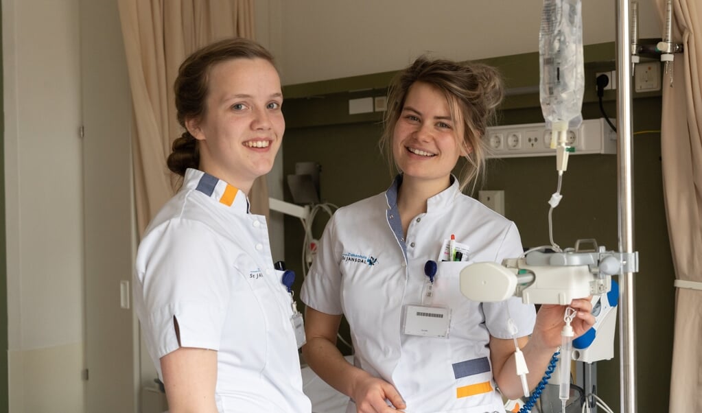Emma van Es (links op foto) en Marie-Christie Kleiberg zijn blij dat de contracten rond zijn en hun patiënten verzekerd zijn van vergoeding van de zorg