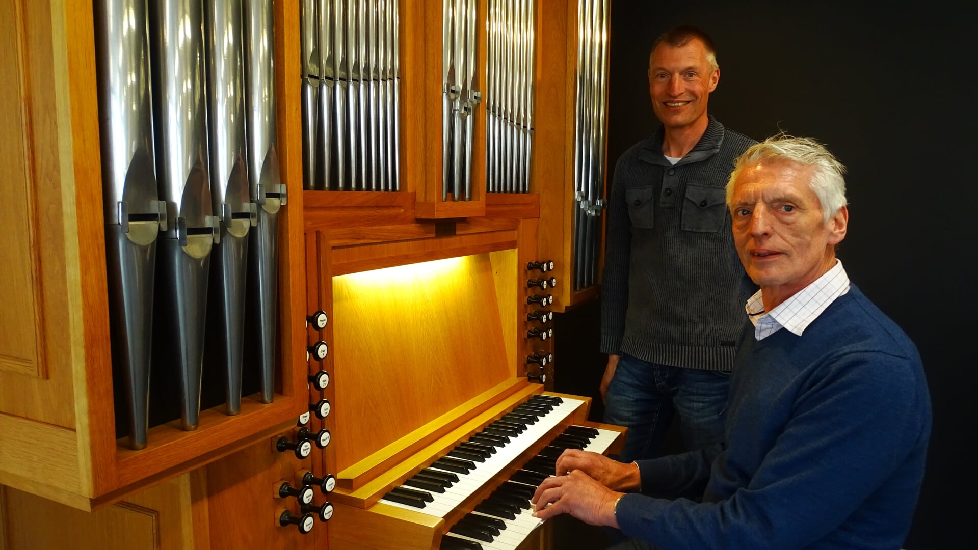 Joost en Udo de Wit kruipen nog één keer achter het orgel.