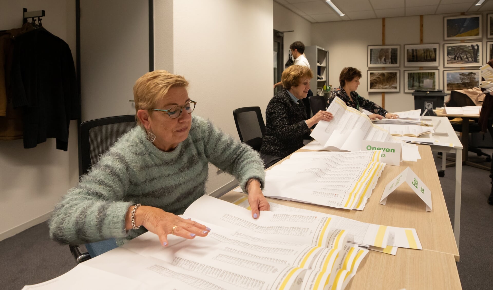 Stemmen tellen voor het Waterschap en de Provinciale verkiezingen.
Ook in het gemeentehuis van Baarn.
Vanavond wordt er geteld op partij, morgen gaat de telling verder op stemvoorkeuren.
